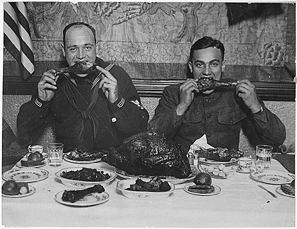 Thanksgiving cheer distributed for men in service. New York City turned host to the boys in service today and cared for every man in uniform. Underwood and Underwood., ca. 1918 28-0852a (1)